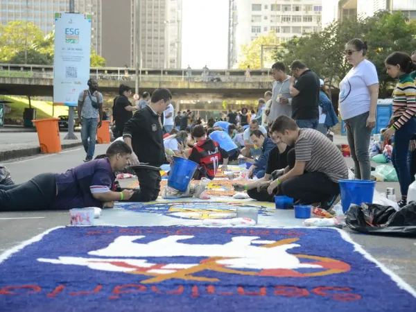 Rio de Janeiro (RJ), 30/05/2024 – Fiéis confeccionam os tradicionais tapetes de Corpus Christi no centro do Rio. Foto: Tomaz Silva/Agência Brasil