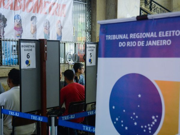 Rio de Janeiro (RJ), 27/02/2024 –  Tribunal Regional Eleitoral do Rio de Janeiro (TRE-RJ) coleta dados biométricos de eleitores na Central do Brasil, no centro da capital fluminense. Foto: Tomaz Silva/Agência Brasil