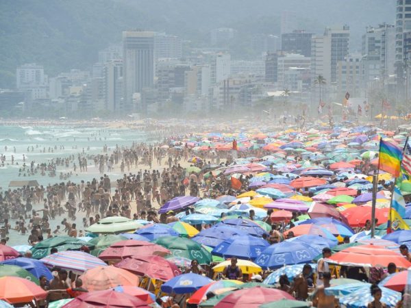 Rio de Janeiro (RJ), 15/11/2023 – Cariocas e turistas lotam praia de Ipanema, na zona sul, em dia de forte calor no Rio de Janeiro. Foto: Tomaz Silva/Agência Brasil