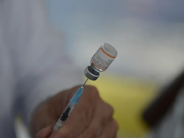 O secretário municipal de Saúde do Rio, Daniel Soranz mostra vacina contra Covid-19 para crianças, no Rio de Janeiro