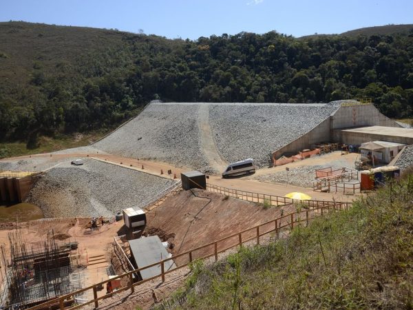 Trabalhadores na obra do muro de contenção construído para eventual rompimento da Barragem B3/B4 em Nova Lima, região metropolitana de Belo Horizonte.