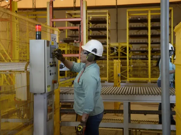 Operação da Fábrica de Blocos na Mina do Pico, produzidos a partir de rejeitos da mineração, no Complexo Vargem Grande da Vale, em Minas Gerais.