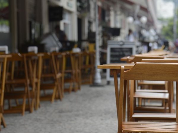 Bares e restaurantes de Botafogo ficam vazios na hora do almoço, no Rio de Janeiro.