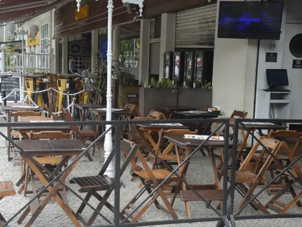 Bares e restaurantes de Botafogo ficam vazios na hora do almoço, no Rio de Janeiro.