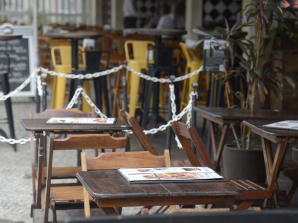 Bares e restaurantes de Botafogo ficam vazios na hora do almoço, no Rio de Janeiro.