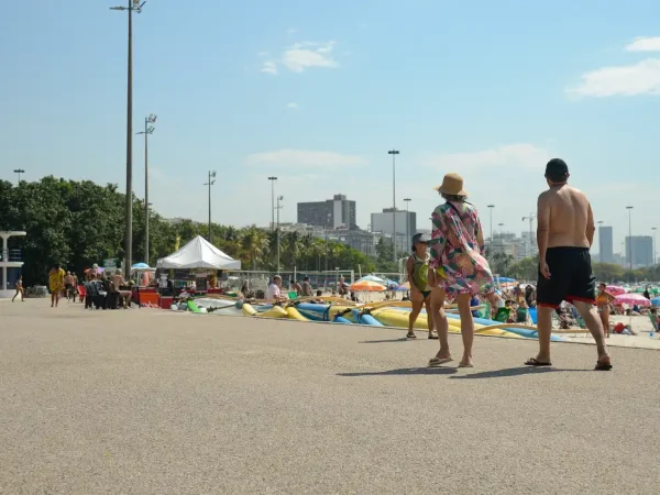 Rio de Janeiro (RJ), 24/08/2023 – Cariocas e turistas vão à praia do Flamengo, na zona sul da capital  fluminense em dia de forte calor na cidade. Foto: Tomaz Silva/Agência Brasil