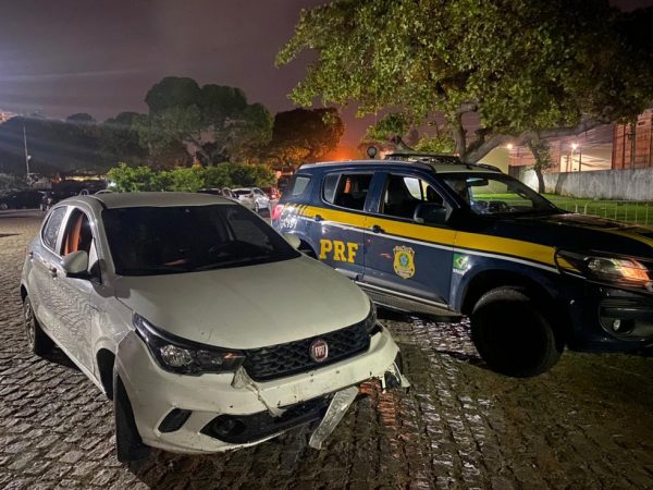 Após deter dupla por fugir de posto sem pagar pela gasolina, PRF descobriu que carro era roubado e encontrou armas de fogo. — Foto: Sérgio Henrique Santos/Inter TV Cabugi
