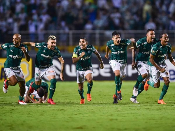 O goleiro pegou a cobrança de Diogo Vitor, e o Palmeiras venceu a disputa por 5 a 3 (Foto: Djalma Vassão/Gazeta Press)