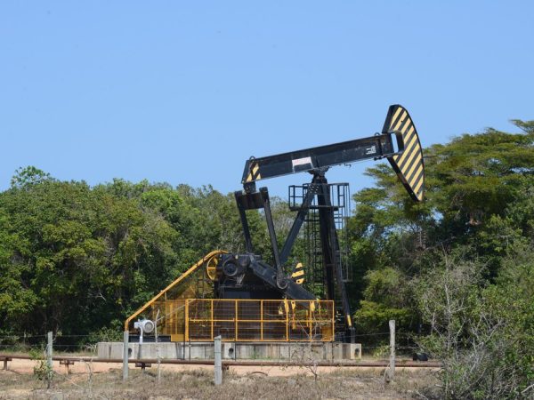 Área de extração de petróleo da Petrobras (Foto: Carlos Alberto Silva/A Gazeta)