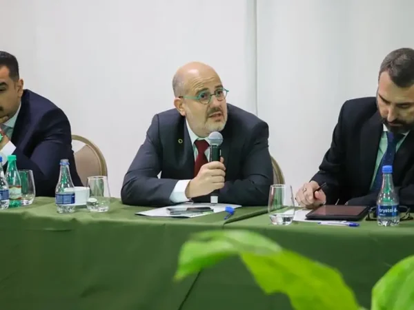 presidente da Empresa Brasil de Comunicação (EBC), Andre Basbaum, participou, na terça-feira (24), em Brasília, da reunião do Conselho Superior da Associação Brasileira de Emissoras de Rádio e Televisão (ABERT). Esta foi a primeira participação da EBC no Conselho, marco que reforça o reconhecimento da relevância da comunicação pública no debate sobre o futuro da radiodifusão no Brasil.