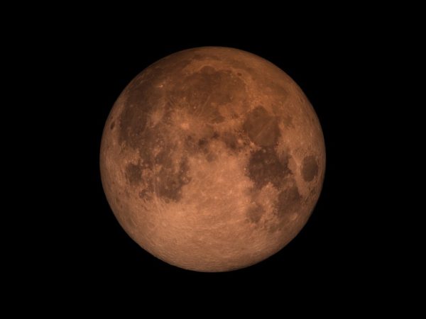 A Lua assume uma tonalidade avermelhada durante um eclipse (Foto: NASA's Goddard Space Flight Center)