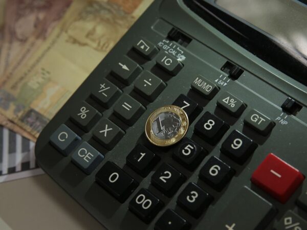 Economia, Moeda, Real,Dinheiro, Calculadora
Foto: Marcello Casal Jr/Agência Brasil/Arquivo