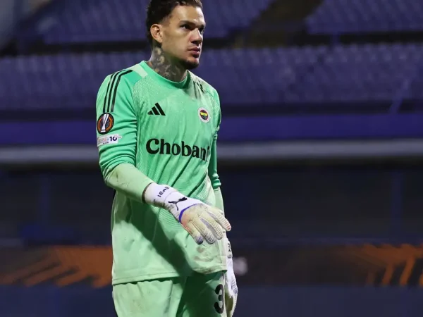 Ederson em jogo do Fenerbahce contra Dinamo Zagreb 
 24/9/2025   REUTERS/Antonio Bronic