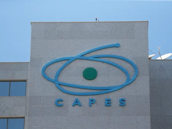 Fachada do edifício-sede da Coordenação de Aperfeiçoamento de Pessoal de Nível Superior (Capes)