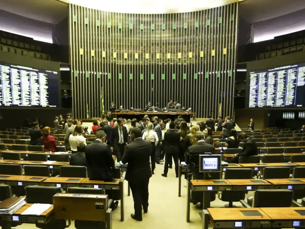 O plenário da Câmara dos Deputados aprovou o Projeto de Lei 6433/13, que permite ao delegado de polícia adotar medidas de urgência para proteger mulheres vítimas de agressão.