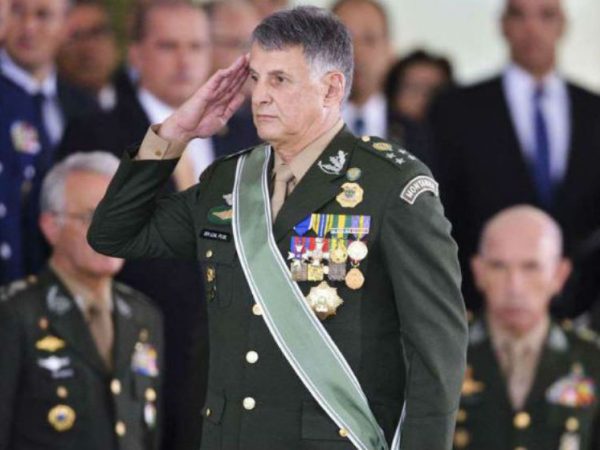 Comandante Edson Pujol se reuniu com Bolsonaro e outros militares — Foto: Valter Campanato/Agência Brasil