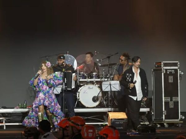 Elba Ramalho canta com Luã Yvys, filho, no São João 2025 de Campina Grande — Foto: Reprodução/Sua Música
