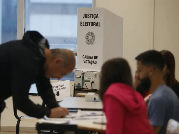 São Paulo (SP), 27/10/2024 - Eleitores comparecem para votação no segundo turno das eleições para prefeito na UNIP Paraiso.Foto: Paulo Pinto/Agência Brasil