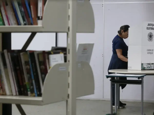 São Paulo (SP), 27/10/2024 - Eleitores comparecem para votação no segundo turno das eleições para prefeito no Escola Estadual Caetano de Campos. Foto: Paulo Pinto/Agência Brasil