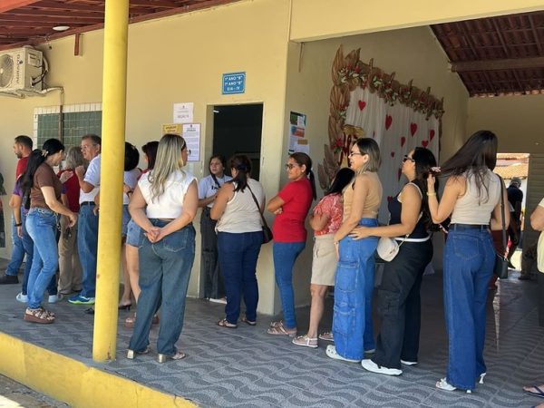 Eleitores formam filas em sessões eleitorais de Itaú, RN, na manhã deste domingo (17) — Foto: Iara Nóbrega/Inter TV Costa Branca