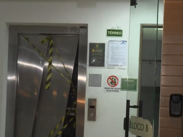 Elevador despenca três andares em prédio residencial em João Pessoa; três pessoas ficam feridas — Foto: TV Cabo Branco