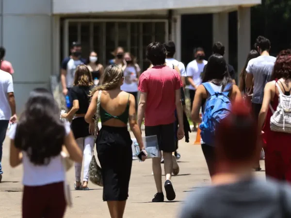 Estudantes chegam ao Centro Universitário do Distrito Federal, para o segundo dia de prova do Enem 2020