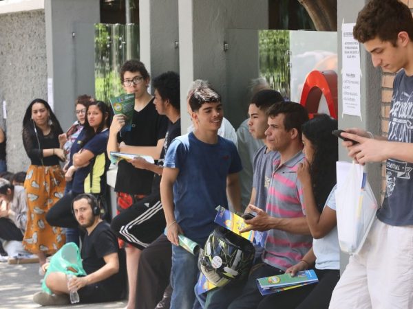 Candidatos do Enem 2019 aguardam em frente à universidade Mackenzie, um dos locais de prova em São Paulo, antes do primeiro dia do exame — Foto: Celso Tavares/G1