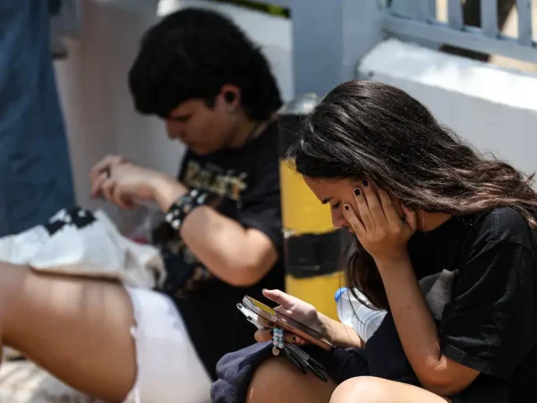 Brasília (DF), 16/11/2025 - Candidatos comparecem a local de prova para realização do segundo dia do Exame Nacional do Ensino Médio (Enem) 2025. Foto: Marcelo Camargo/Agência Brasil