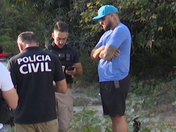 Suspeito que é enteado da vítima permaneceu no local durante a perícia — Foto: Reprodução/TV Cabo Branco