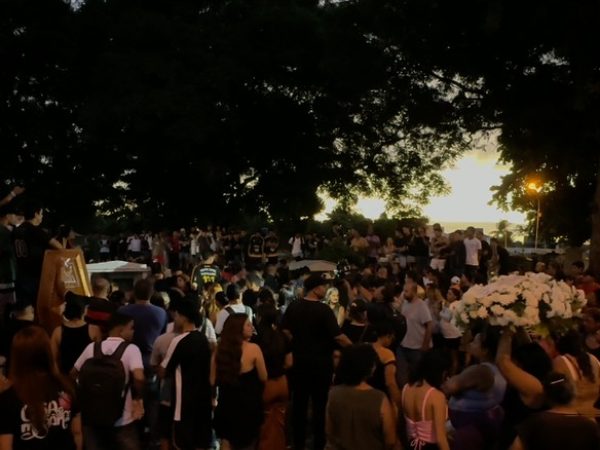 Sob escolta policial, corpos de jovens mortos em ataque a tiros são enterrados, em João Pessoa — Foto: Diogo Pinheiro/TV Cabo Branco