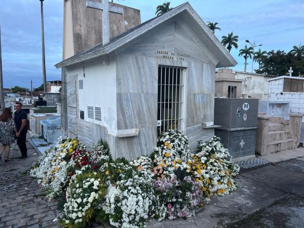 Corpo de Thereza Madalena é sepultado em Campina Grande — Foto: Sandra Paula/TV Paraíba