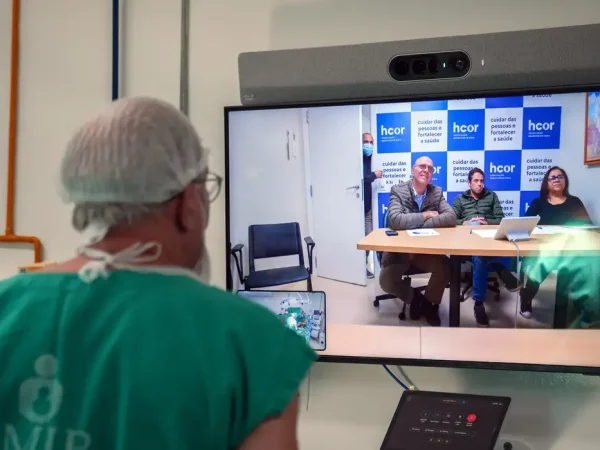 Recife (PE) 01/09/2025 - Cirurgias cardíacas infantis. Médico do Imip conversa com equipe do Hcor que acompanha cirurgia por telemedicina. Foto: Igor Toscano/IMIP