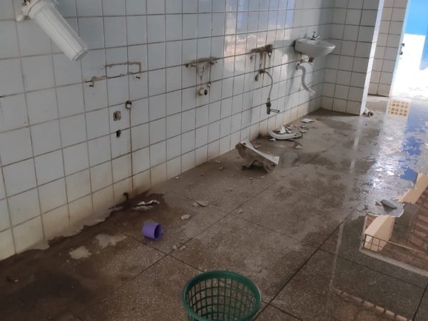 Banheiros foram depredados em escola de Mossoró, nesta segunda-feira (25). Pias quebradas ficaram jogadas no chão — Foto: Isaiana Santos/Inter TV Costa Branca