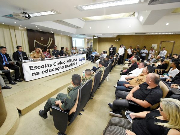 O debate contou com a participação de representantes da sociedade e de escolas militares do país — Foto: João Gilberto