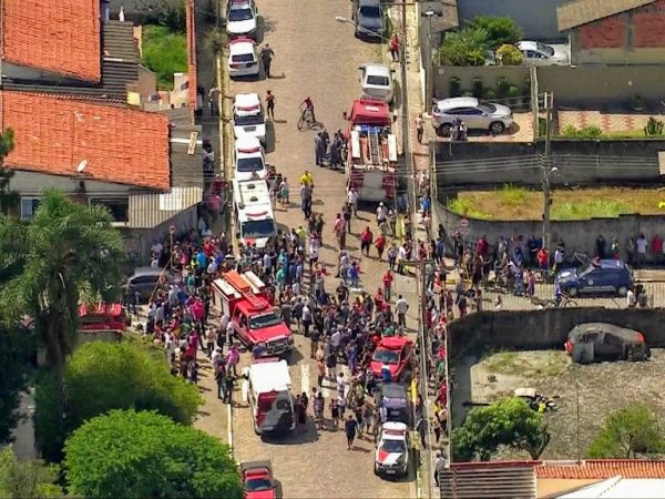 Movimentação em frente à escola Raul Brasil, onde atiradores mataram 5 alunos e 1 funcionário — Foto: Reprodução/TV Globo