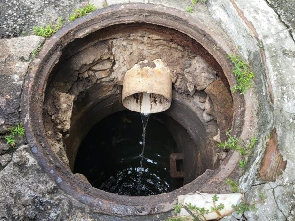 Esgoto estaria sendo despejado sem tratamento e contaminando praias. — Foto: Divulgação/Sudema