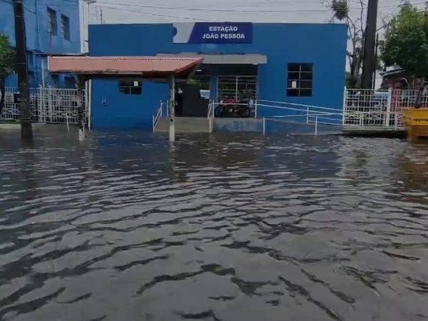 Alagamento em frente a Estação João Pessoa, no Varadouro — Foto: Plínio Almeida/TV Cabo Branco