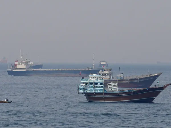 Navios e barcos no Estreito de Ormuz, na costa de Musandam, Omã
20 de abril de 2026
REUTERS/Foto de arquivo