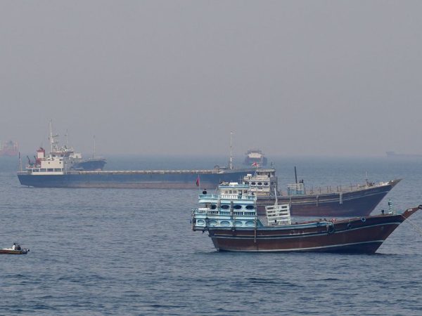 Navios e barcos no Estreito de Ormuz, na costa de Musandam, Omã
20 de abril de 2026
REUTERS/Foto de arquivo