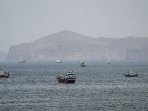 Navios e embarcações no Estreito de Ormuz
 22 de abril de 2026     REUTERS/Stringer
