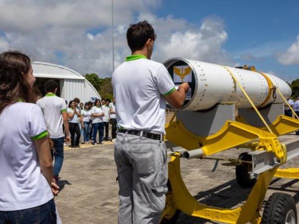 Foguete levará cartas de estudantes potiguares para o espaço — Foto: Sargento Mônica/FAB/Divulgação