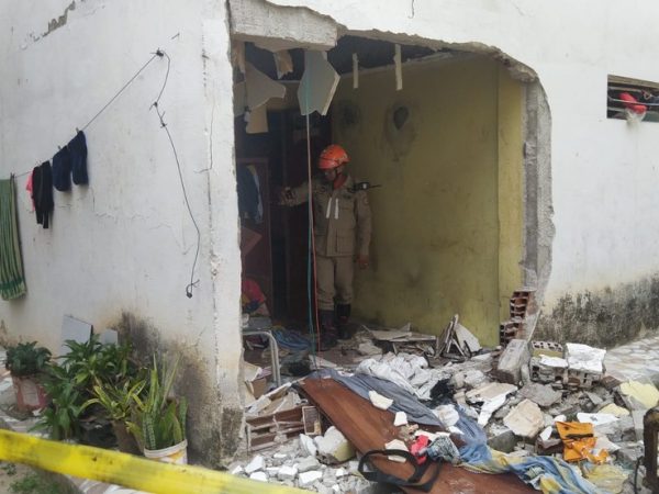 Apartamento ficou destruído após explosão de botijão de gás — Foto: Yanka Oliveira/TV Cabo Branco