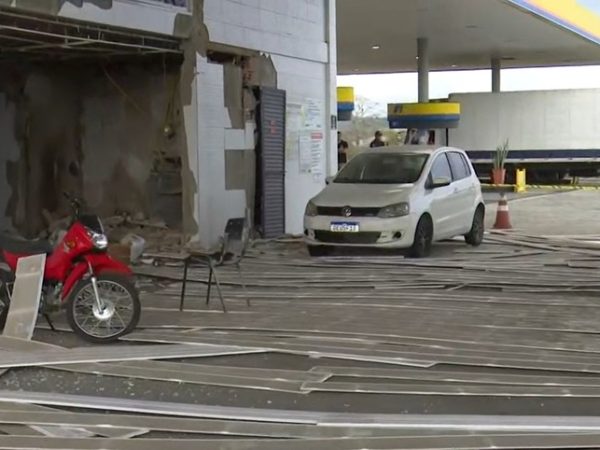 Posto de combustíveis foi explodido por pelo menos sete suspeitos na BR-230, em Campina Grande — Foto: Reprodução/TV Cabo Branco