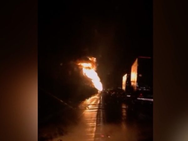 Caminhão carregado de combustível pega fogo na BR 304 no RN — Foto: Reprodução/Vídeo