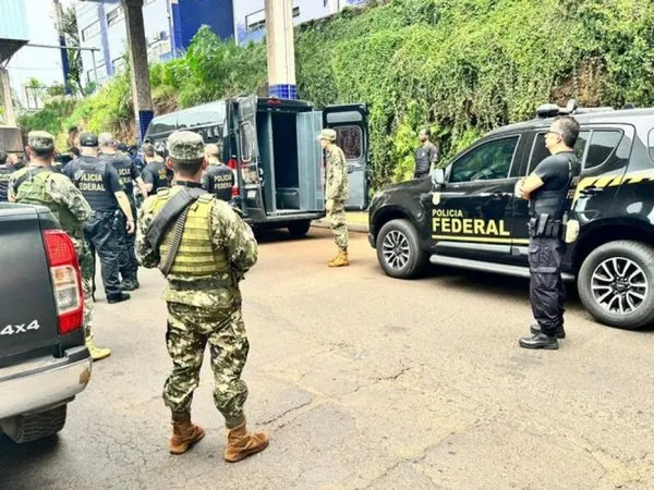 Paraguai expulsa 25 brasileiros que estavam presos no país.