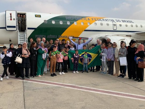 Gaza 13/11/2023- O grupo de 32 brasileiros e familiares que deixou a Faixa de Gaza no domingo, 12 de novembro, acaba de decolar do Egito para o Brasil, em voo da 
Foto: Itamaraty/Gov
