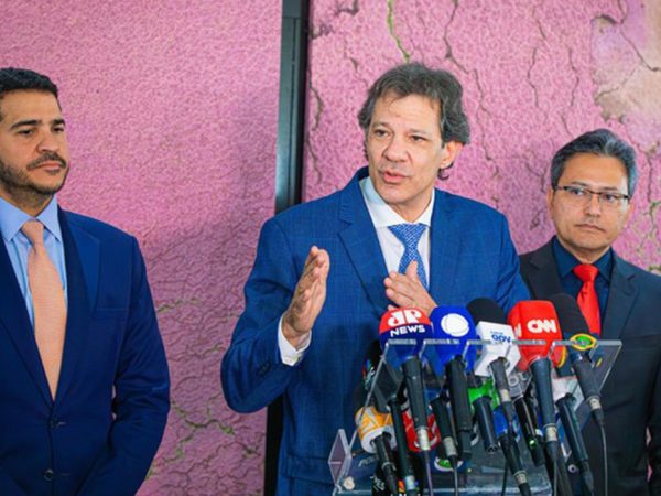 Brasília (DF), 15/01/2025 - O ministro da Fazenda, Fernando Haddad, ao lado do secretário da Receita Federal Robson Barreirinhas e o advogado-geral da União (AGU) Jorge Messias, fala com jornalistas onde explicou que a Medida Provisória reforça a gratuidade do uso do Pix e todas as cláusulas de sigilo bancário em torno do método. Foto: João Risi/PR