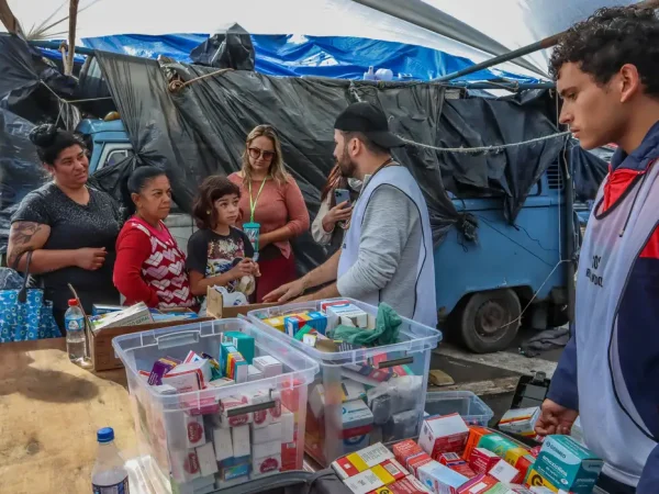 Porto Alegre (RS), 17/05/2024 – CHUVAS RS- DESABRIGADOS - Moradores desabrigados da Vila Santo André, divisa de Porto Alegre e Canoas, montam acampamento na rodovia,  esperando a água que invadiu suas casas baixe. - Médicos voluntários prestam assistência aos moradores.. Foto: Rafa Neddermeyer/Agência Brasil