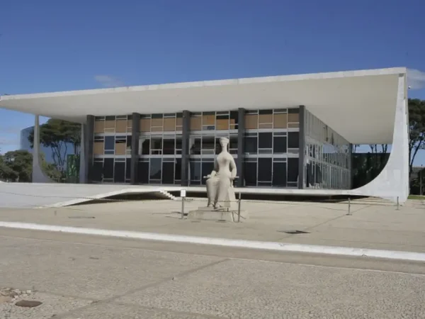 Fachada do Supremo Tribunal Federal (STF) com estátua A Justiça, de Alfredo Ceschiatti, em primeiro plano.