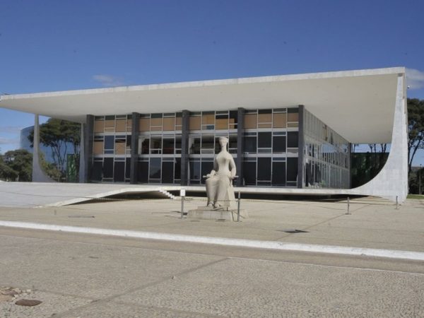 Fachada do Supremo Tribunal Federal (STF) com estátua A Justiça, de Alfredo Ceschiatti, em primeiro plano.